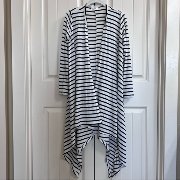 Culture Phit Sweaters - Culture Phit Duster Cardigan with Shark bite hem in Black/White, Size XS
